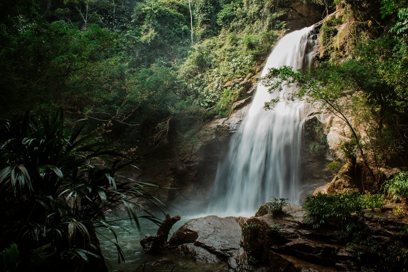 Cascada escondida entre la selva con su poza al pie, premio final del recorrido en RZR