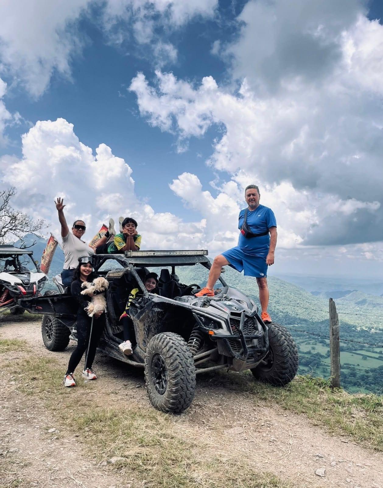 Mirador de la sierra — grupo posando con su Maverick al borde de la sierra