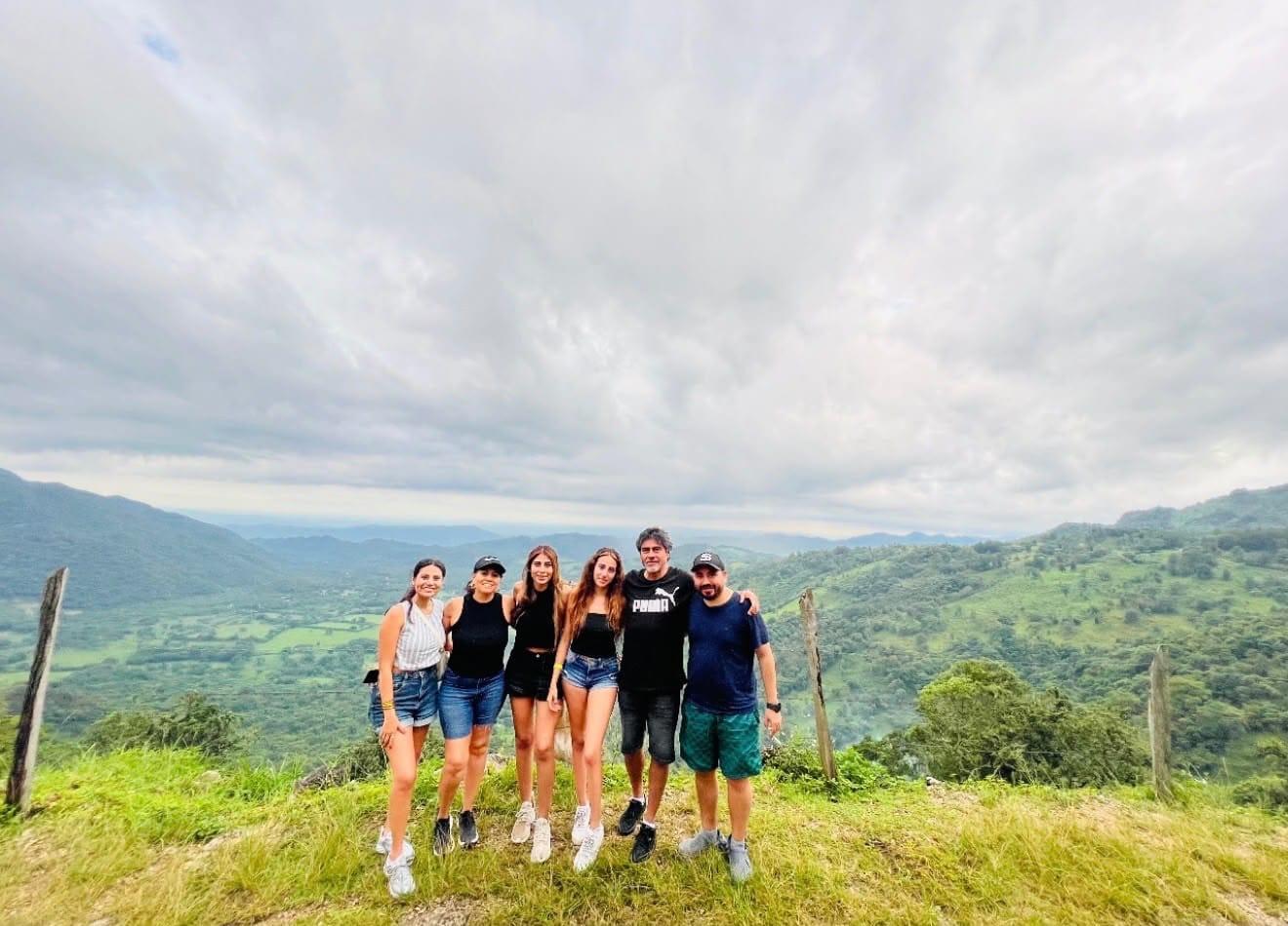 Mirador de la sierra — grupo de amigos con el valle de la Huasteca al fondo