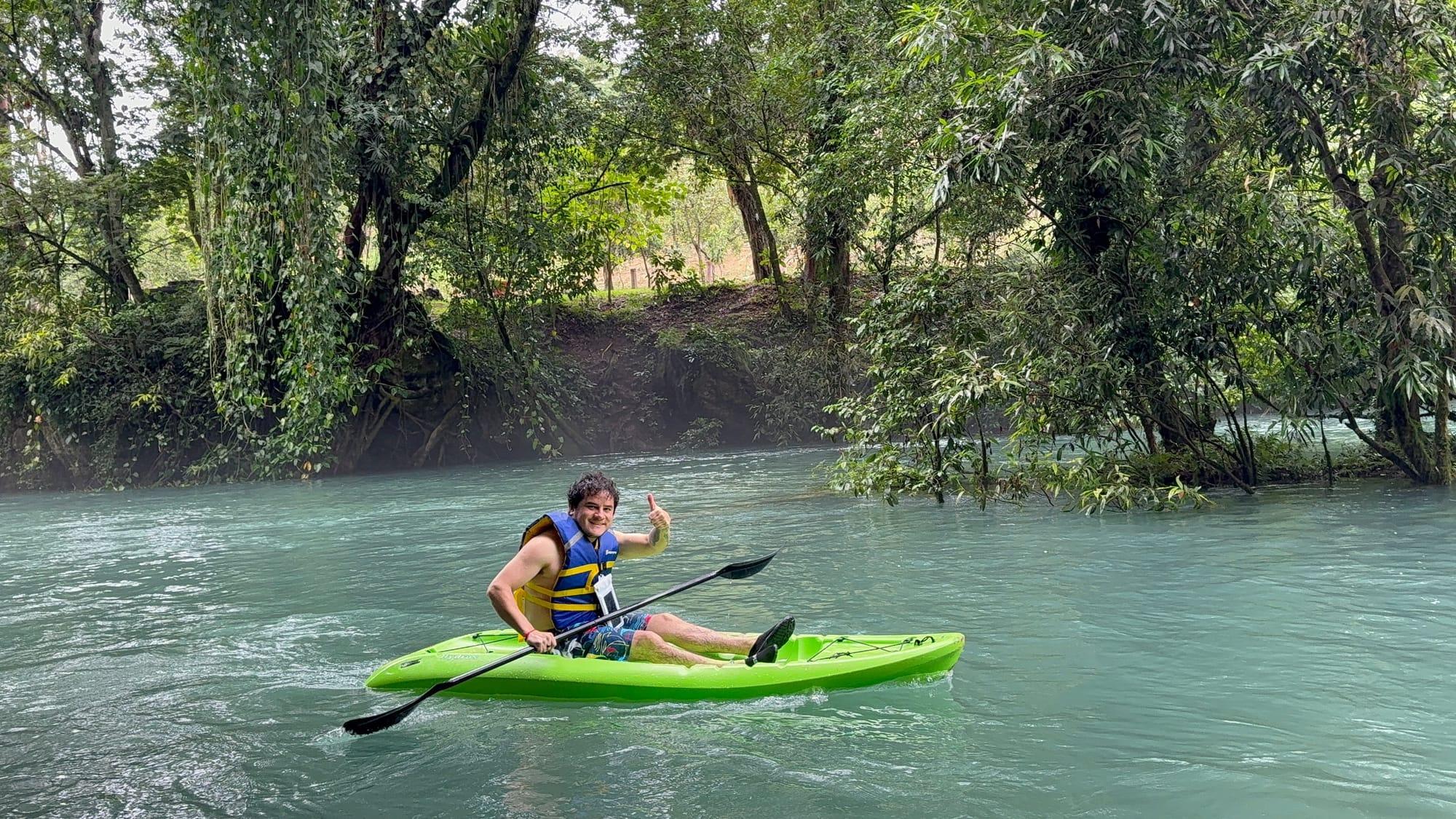 Nacimiento en la selva — remando en kayak sobre el agua turquesa