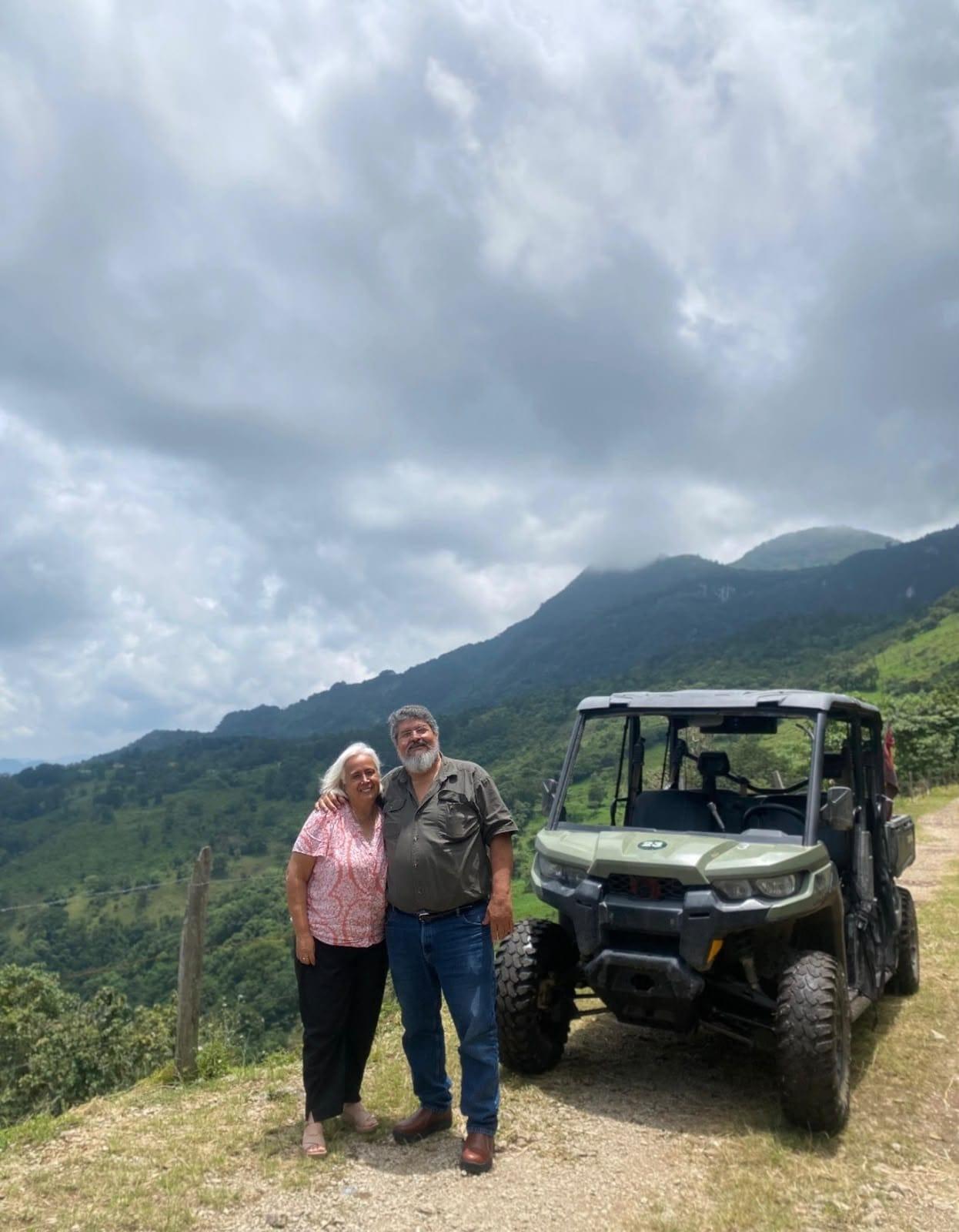 Sierra de Xilitla — pareja junto a su Defender, con la montaña entre nubes