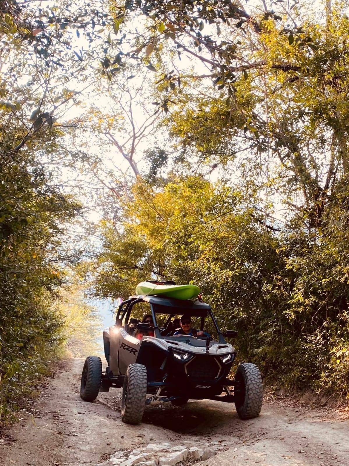 Selva de Xilitla — RZR con el kayak en el techo, bajando por un camino de terracería