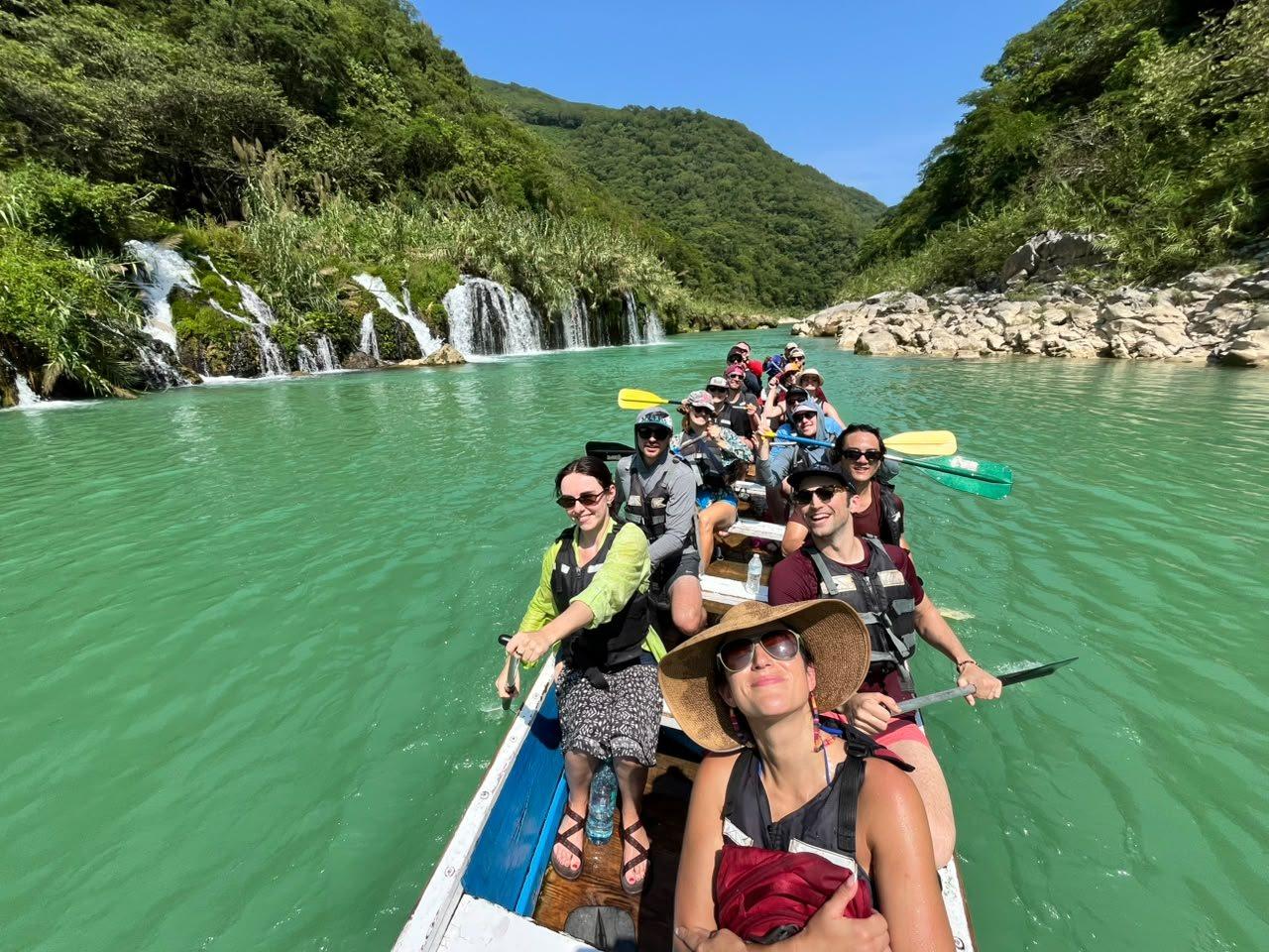 Grupo en canoa por el río Tampaón, entre cascadas