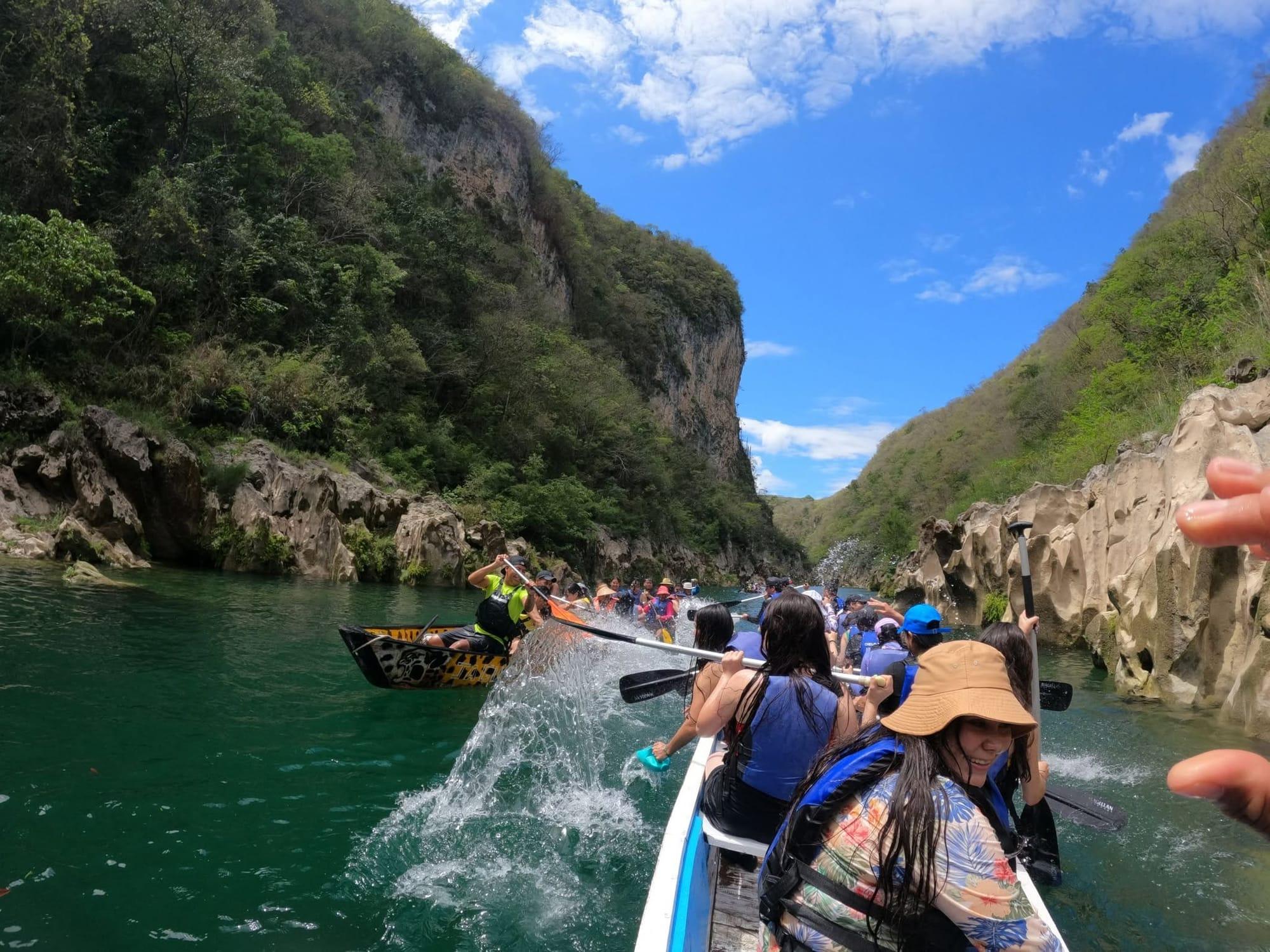 Cañón del Tampaón — grupo remando en canoa entre paredes de roca