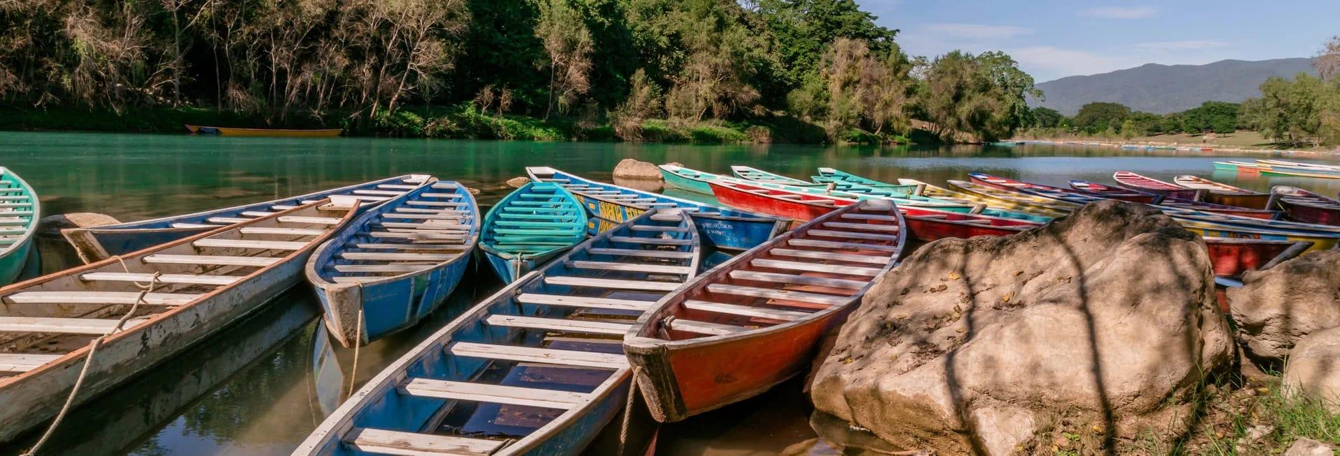 Embarcadero de Tamul — canoas de colores listas para subir por el Río Tampaón