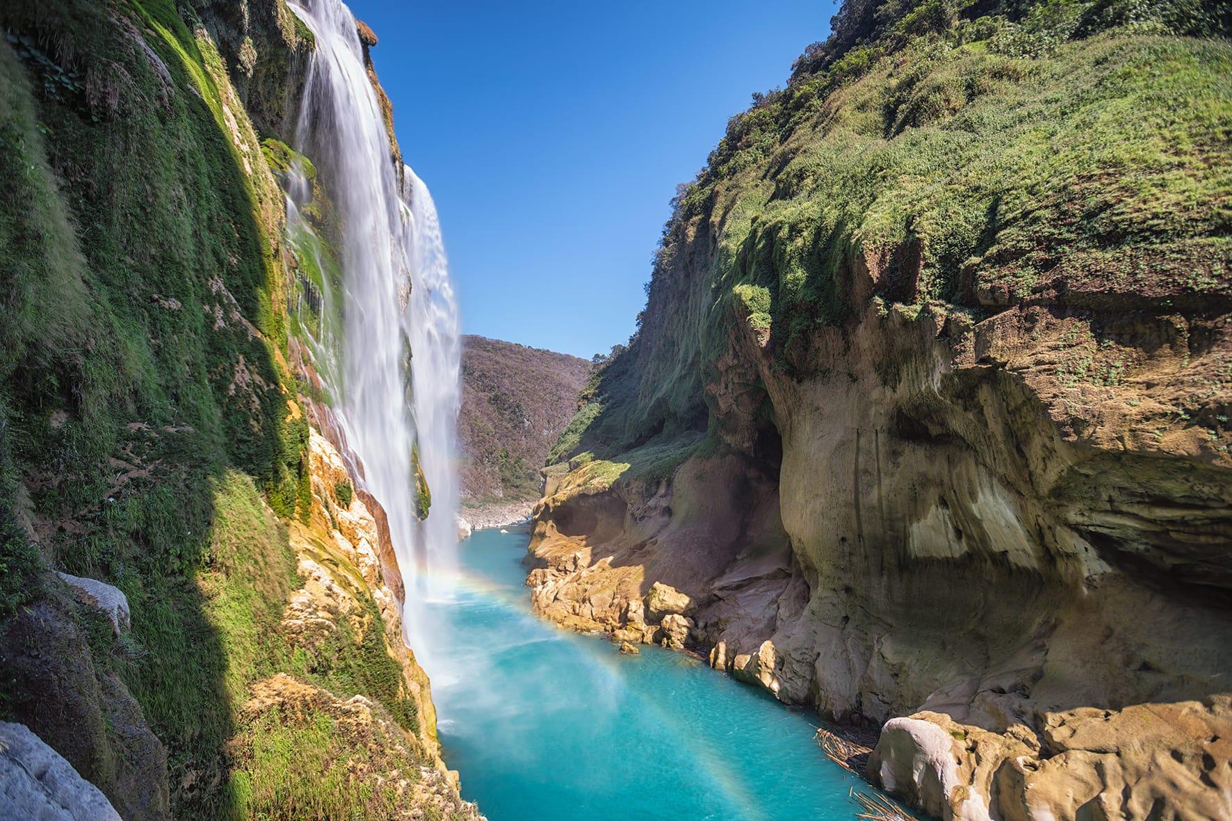 Cascada de Tamul — la caída de 105 metros con arcoíris sobre el agua turquesa
