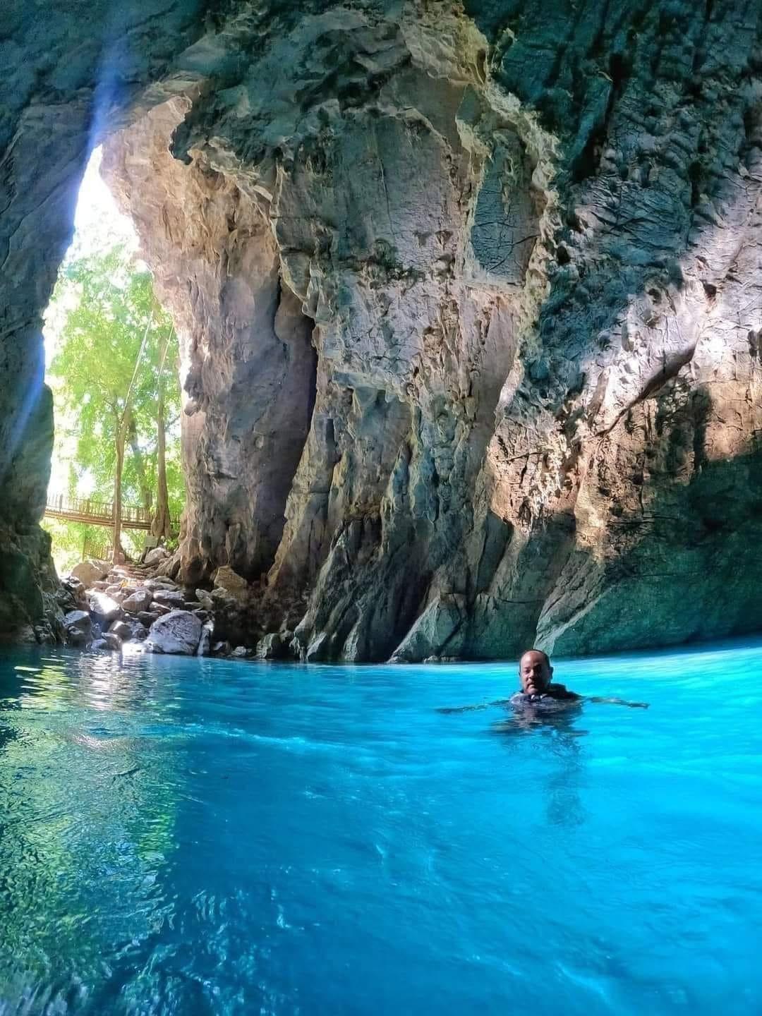 Cueva del Agua — nadando en el agua turquesa bajo la roca