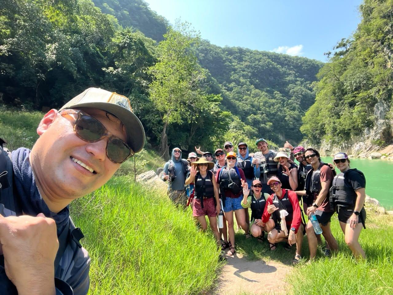 Río Tampaón — selfie con el grupo del tour a la orilla del río