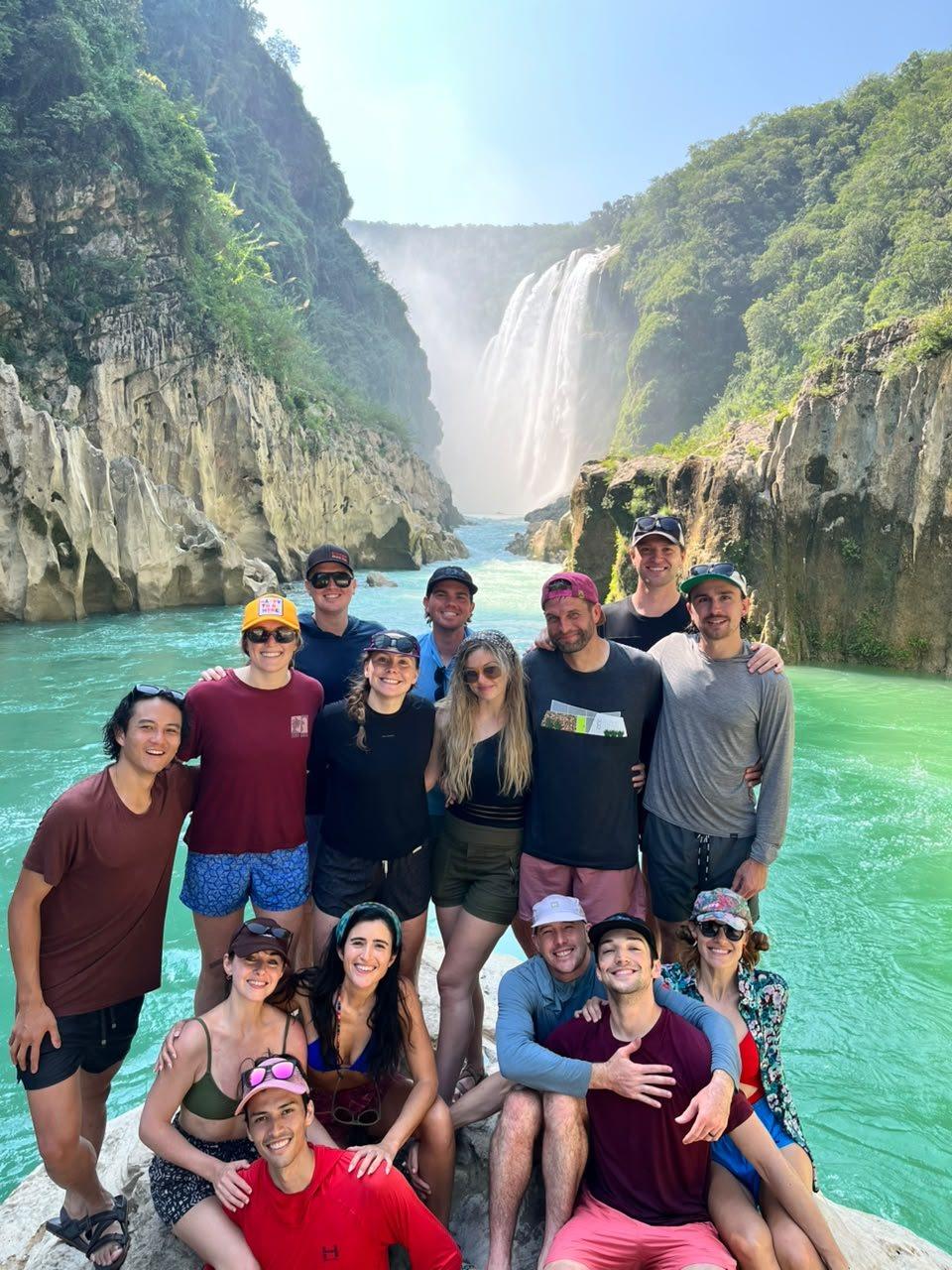 Fotos frente a la cascada — Expedición Tamul