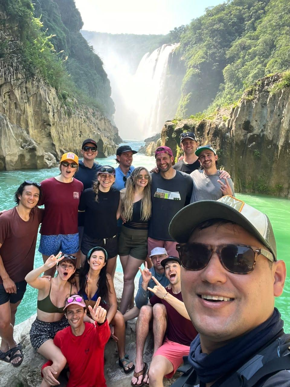 Cascada de Tamul — selfie de un grupo del tour frente a la cascada