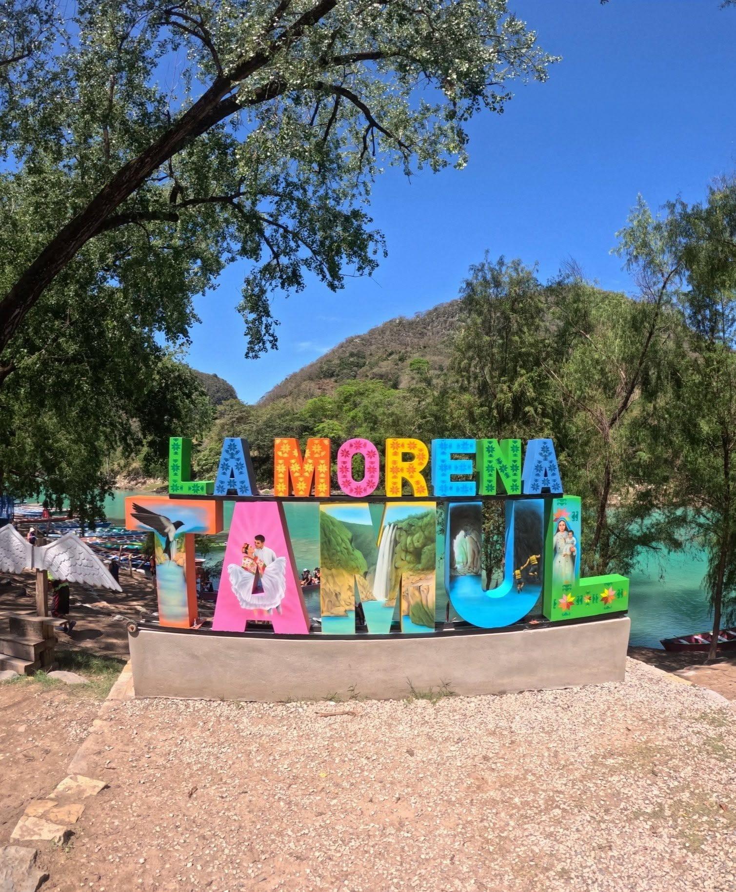 La Morena, Tamul — las letras de colores del embarcadero, junto al Río Tampaón