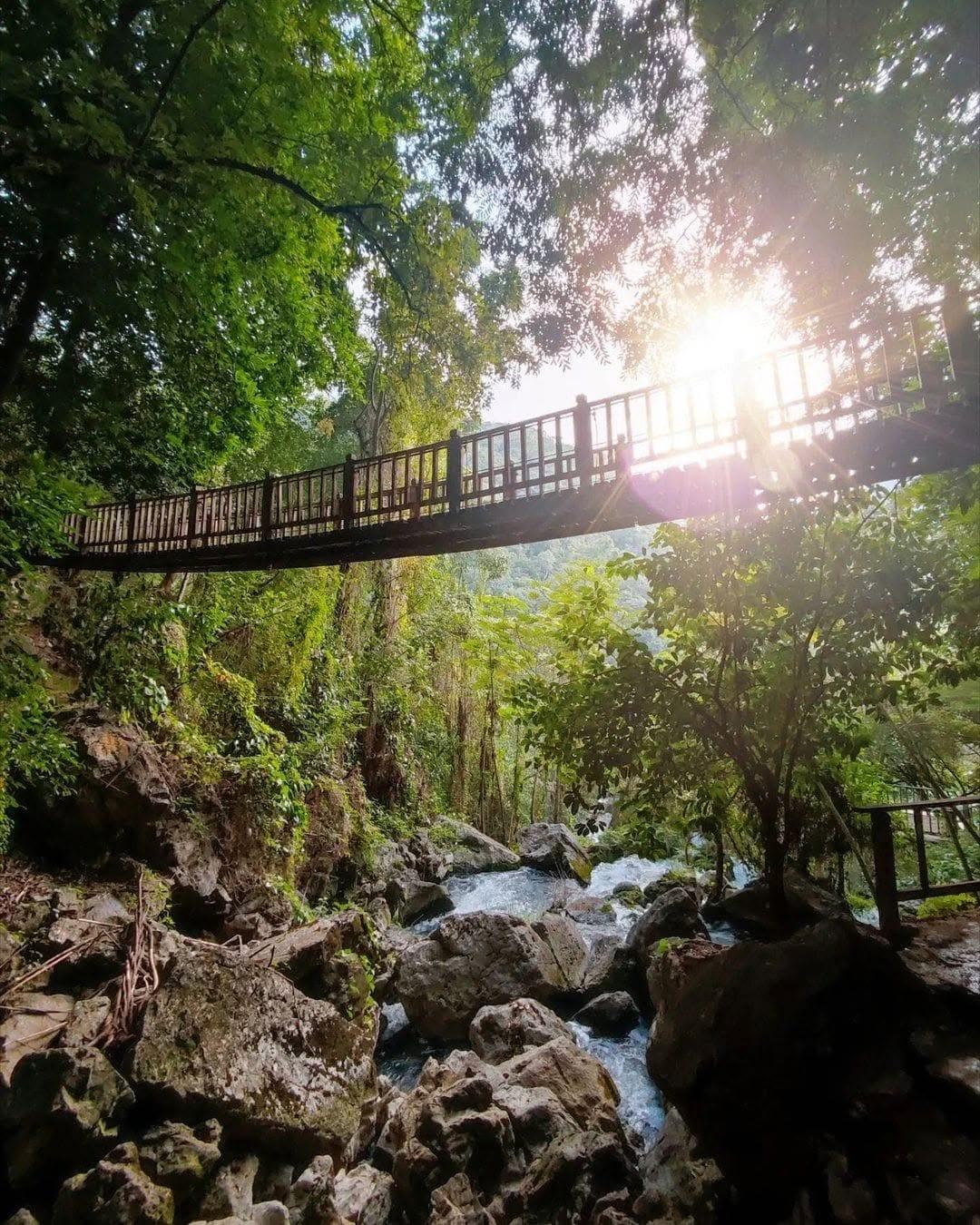 Cueva del Agua — el puente colgante sobre el río, a la salida de la cueva