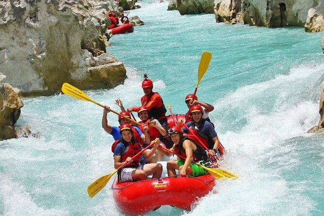 Balsas rojas descendiendo los rápidos turquesa del Río Tampaón entre las paredes del cañón