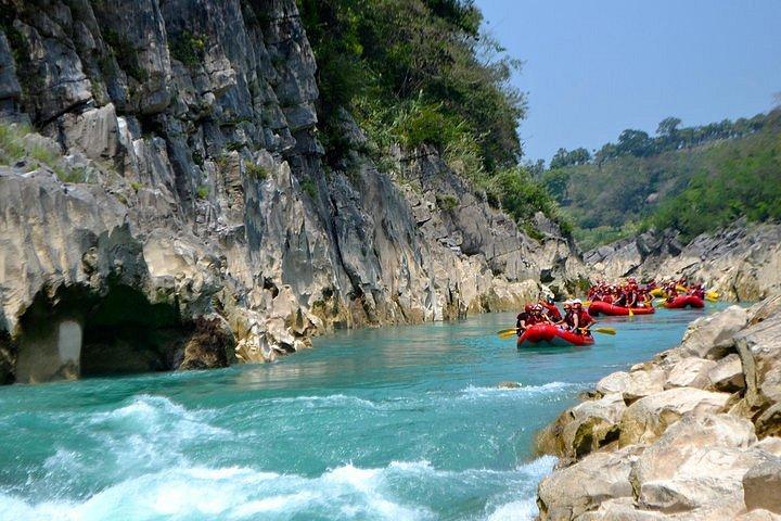 Flotilla de balsas navegando el agua turquesa del Cañón del Tampaón bajo las paredes de roca