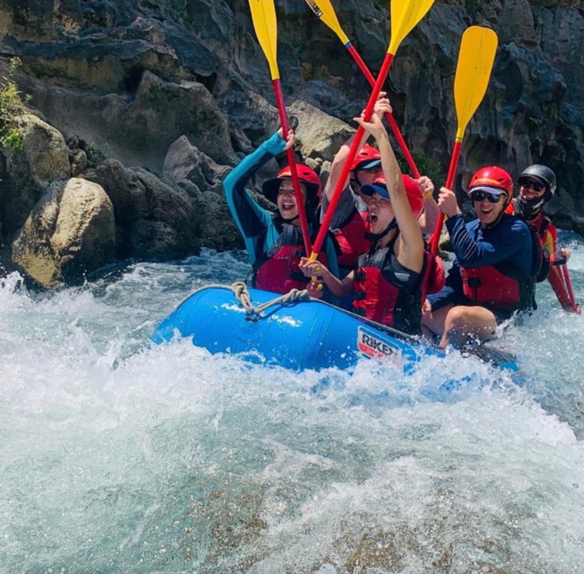 Grupo levantando los remos para celebrar tras superar un rápido del Río Tampaón