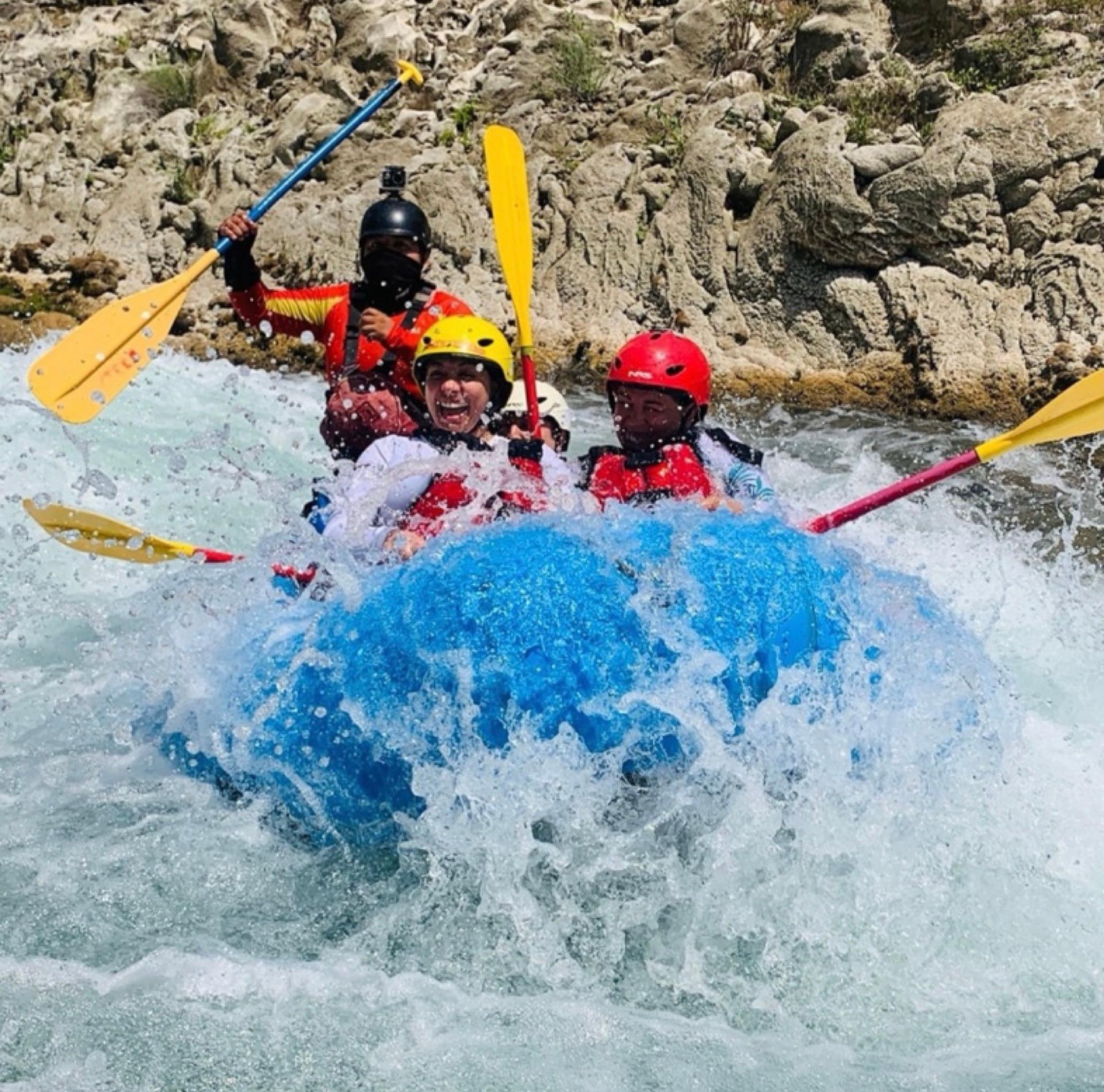Balsa azul cubierta por la salpicadura de un rápido Clase III en el Río Tampaón