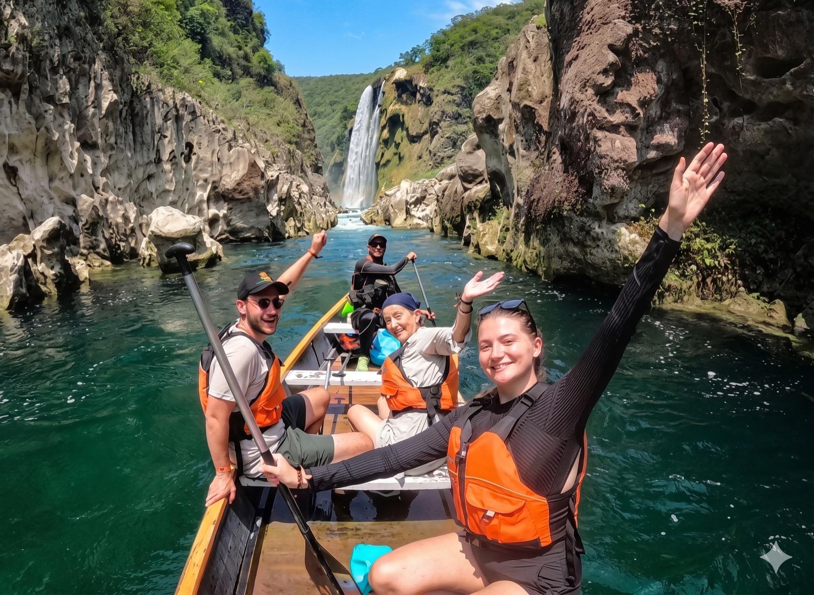 Grupo en canoa recorriendo el Cañón del Tampaón — Huasteca Potosina
