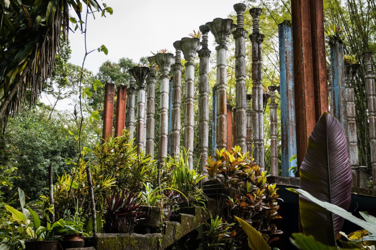Columnas surrealistas del jardín de Edward James en Las Pozas, Xilitla, rodeadas de selva