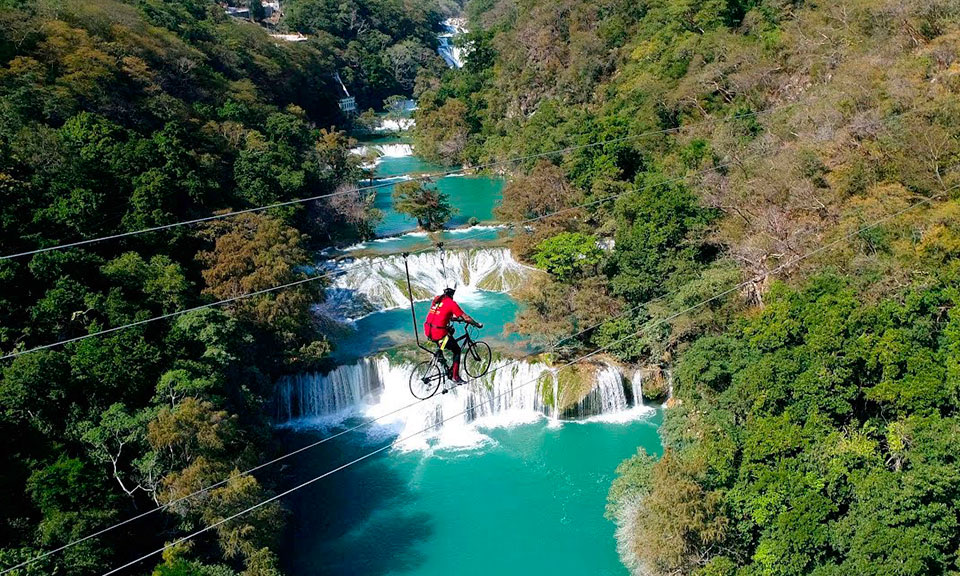 Tirolesa en bicicleta sobre las aguas turquesa de las Cascadas de Micos, Huasteca Potosina