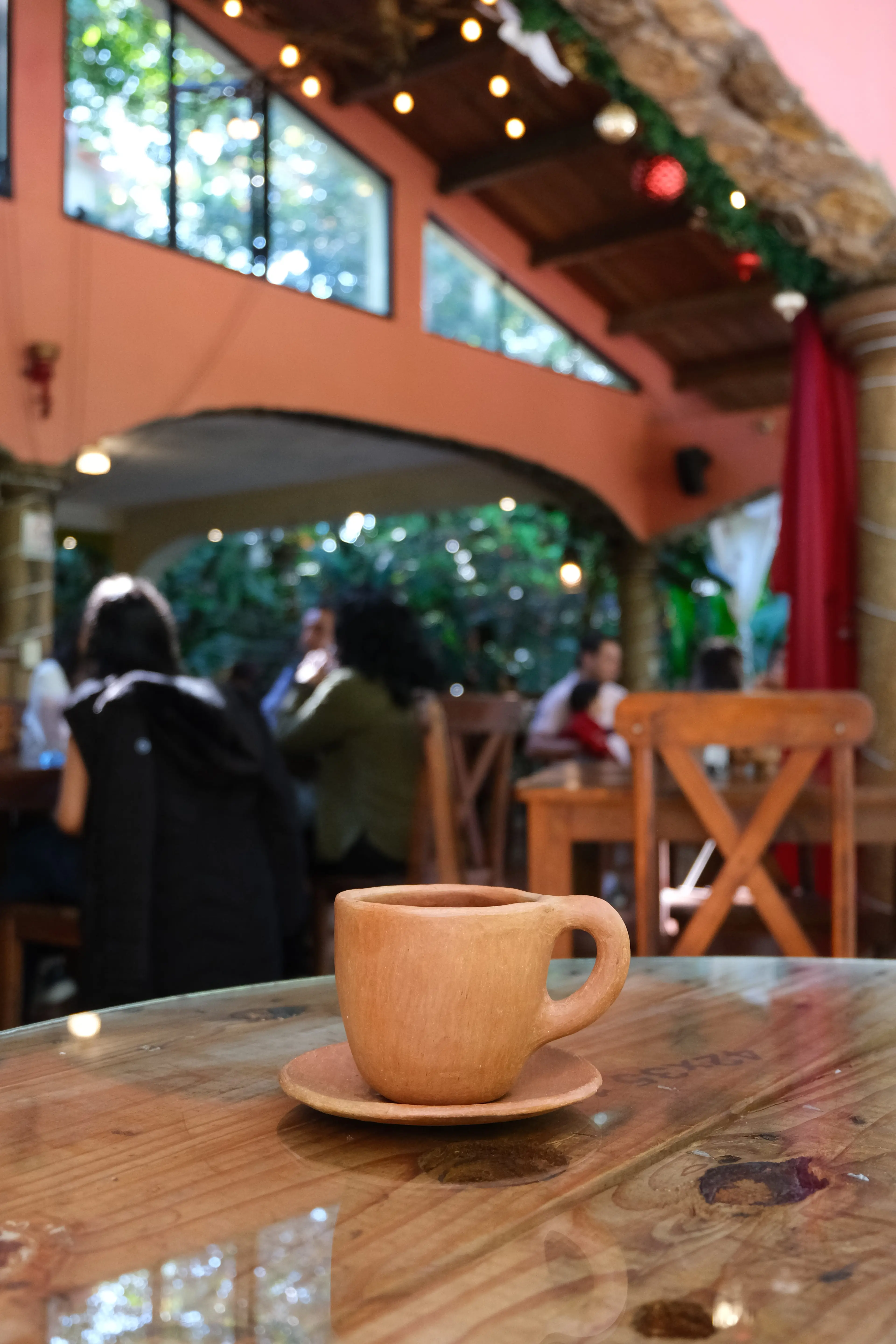 Taza de barro artesanal con café de altura en el Restaurante Papán Huasteco de Xilitla
