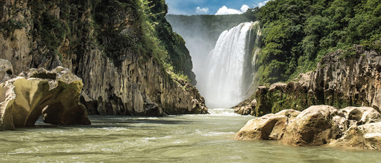 Cascada caudalosa entre paredes de roca y selva en la Huasteca Potosina, cerca de Xilitla