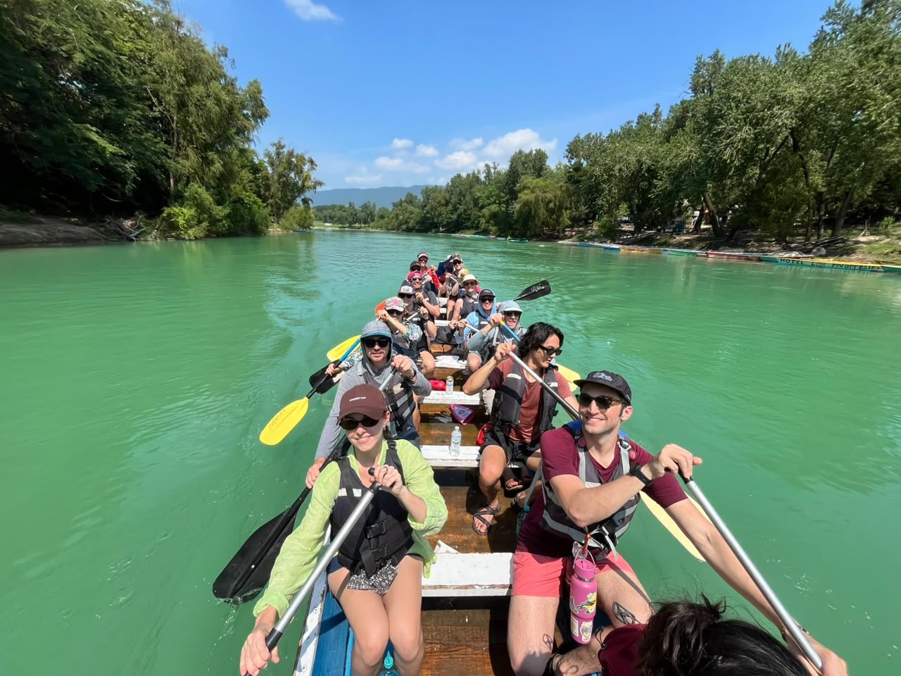Grupo remando en canoa por el Río Tampaón, de agua turquesa y cielo despejado, en la Huasteca Potosina