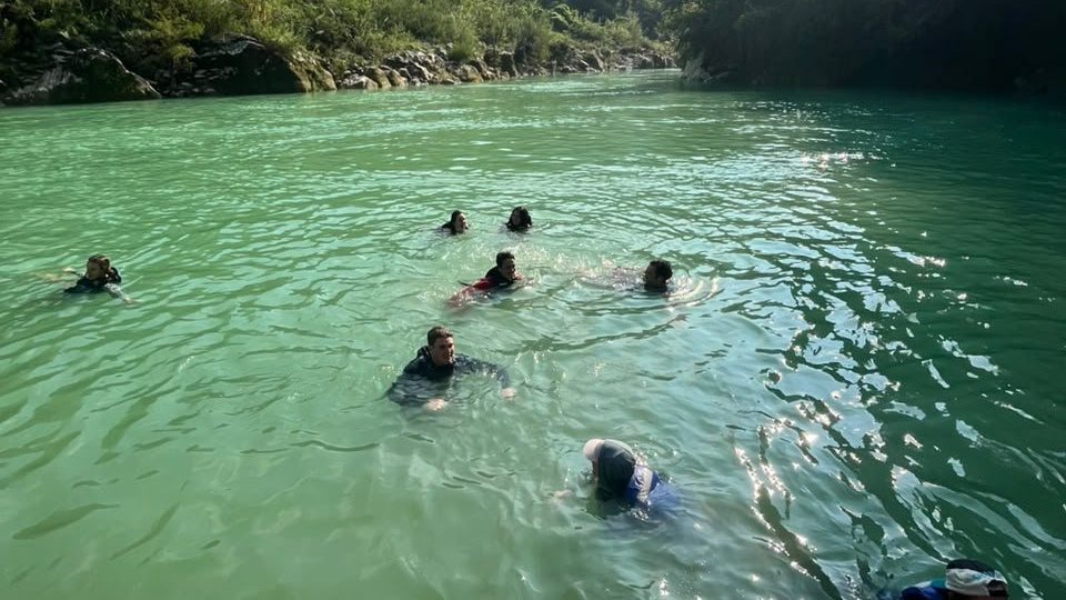 Viajeros nadando en el agua turquesa del Río Tampaón, en la Huasteca Potosina
