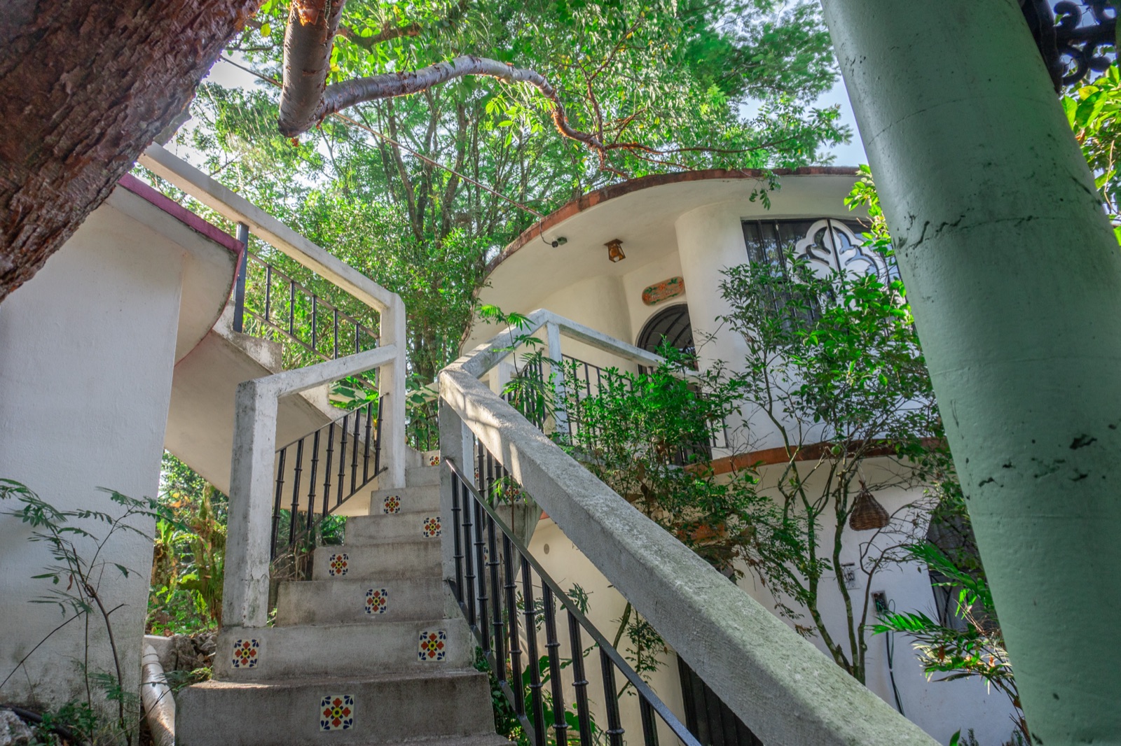Grupo familiar con cascos listos para la tirolesa en Xilitla — experiencia incluida para huéspedes del Hotel Paraíso Encantado