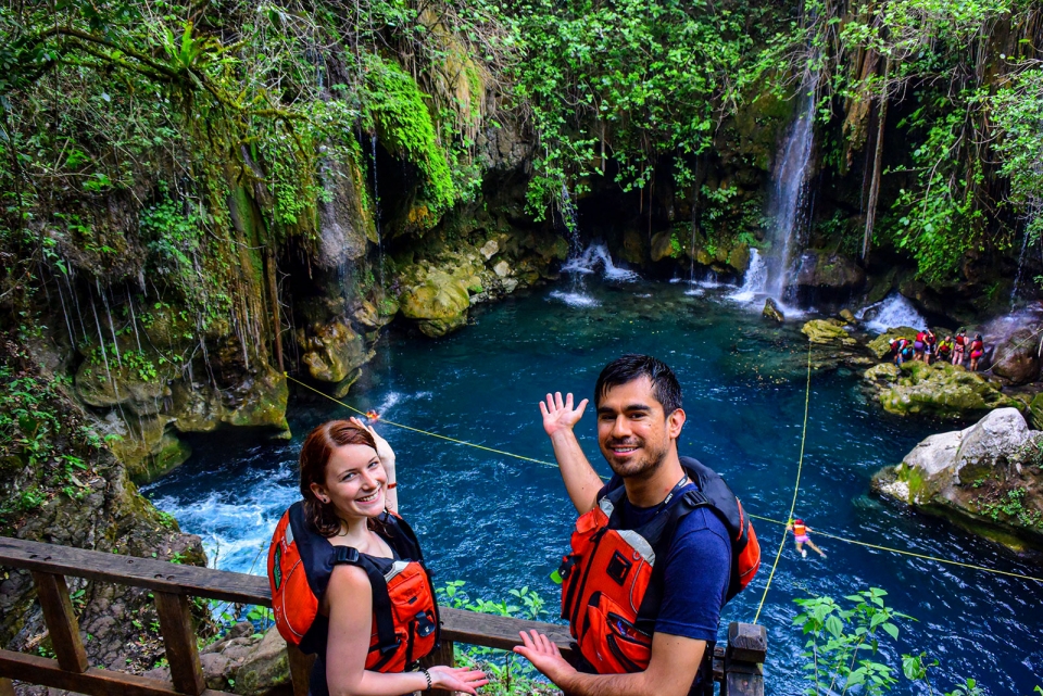 Pareja en el Puente de Dios, Tamasopo — parte del itinerario de 3 días en la Huasteca