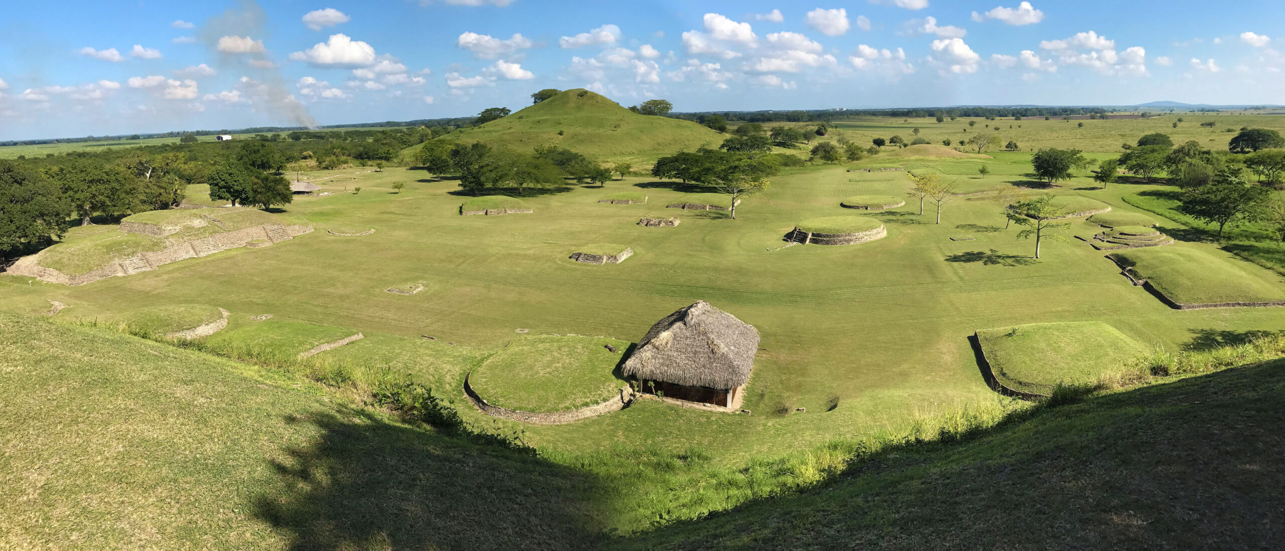 Vista panorámica de la Zona Arqueológica de Tamtoc — montículo y estructuras prehispánicas en la Huasteca Potosina