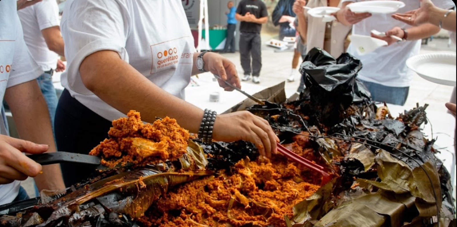 Zacahuil siendo cortado y servido — el tamal gigante en hoja de plátano de la Huasteca Potosina