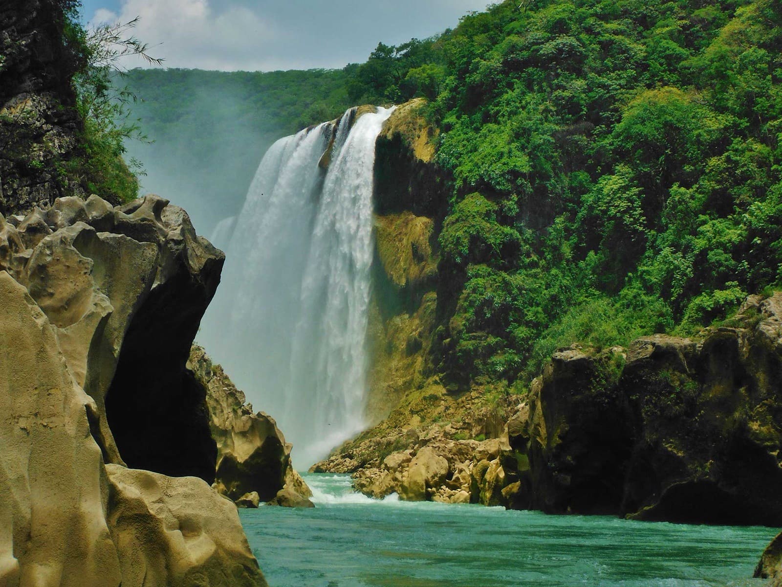 La cascada de Tamul cayendo con fuerza sobre el río Gallinas en octubre, cuando alcanza su mayor caudal