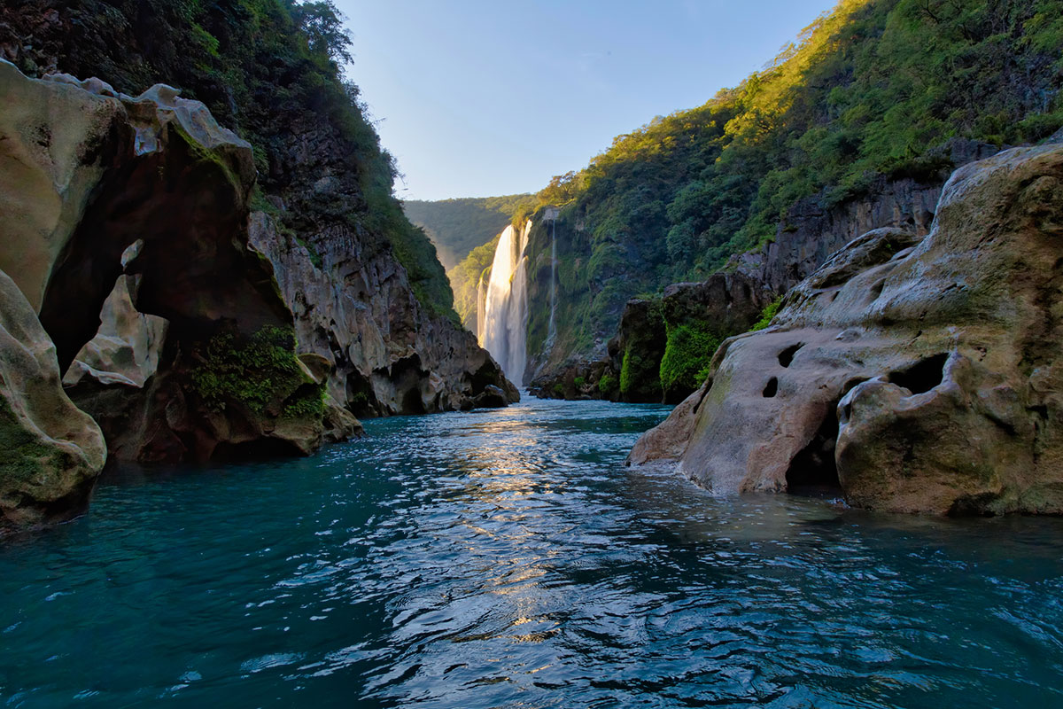 cascada de tamul Cascada de Tamul cayendo sobre el río Tampaón vista desde lancha en Aquismón Huasteca Potosina 2026