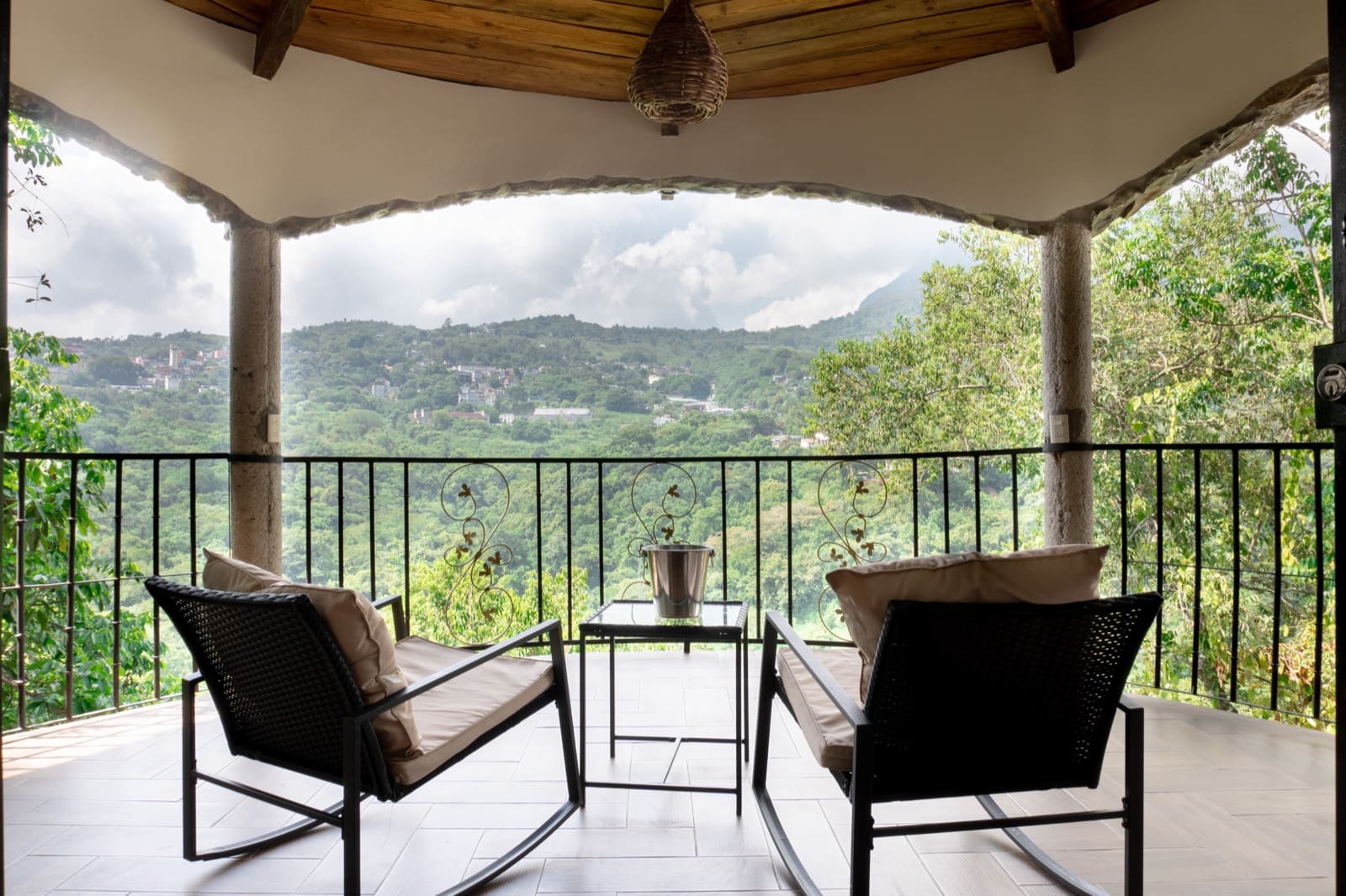 Terraza del Hotel Paraíso Encantado con vista a la sierra de Xilitla