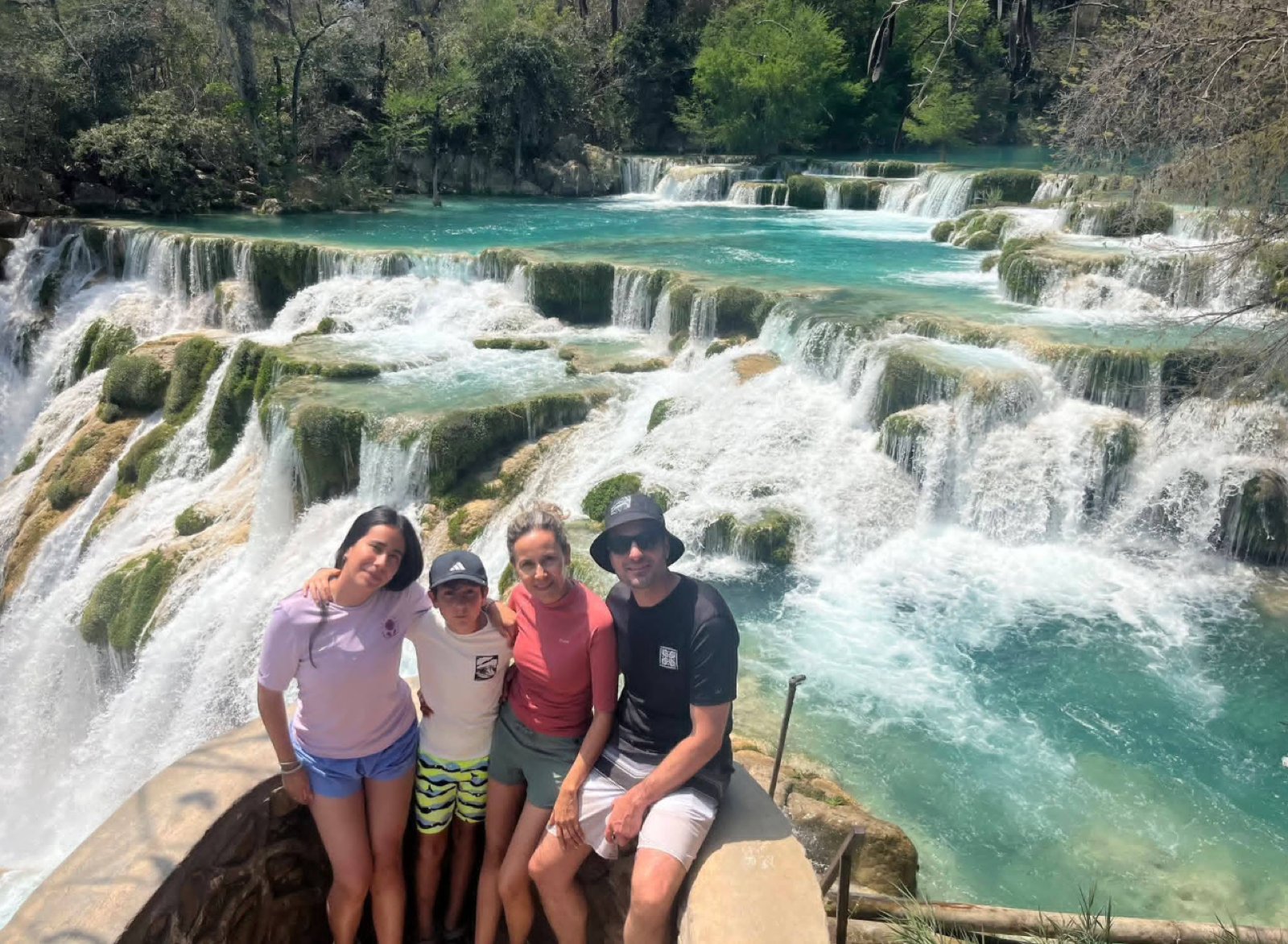 Familia frente a la Cascada Tamul
