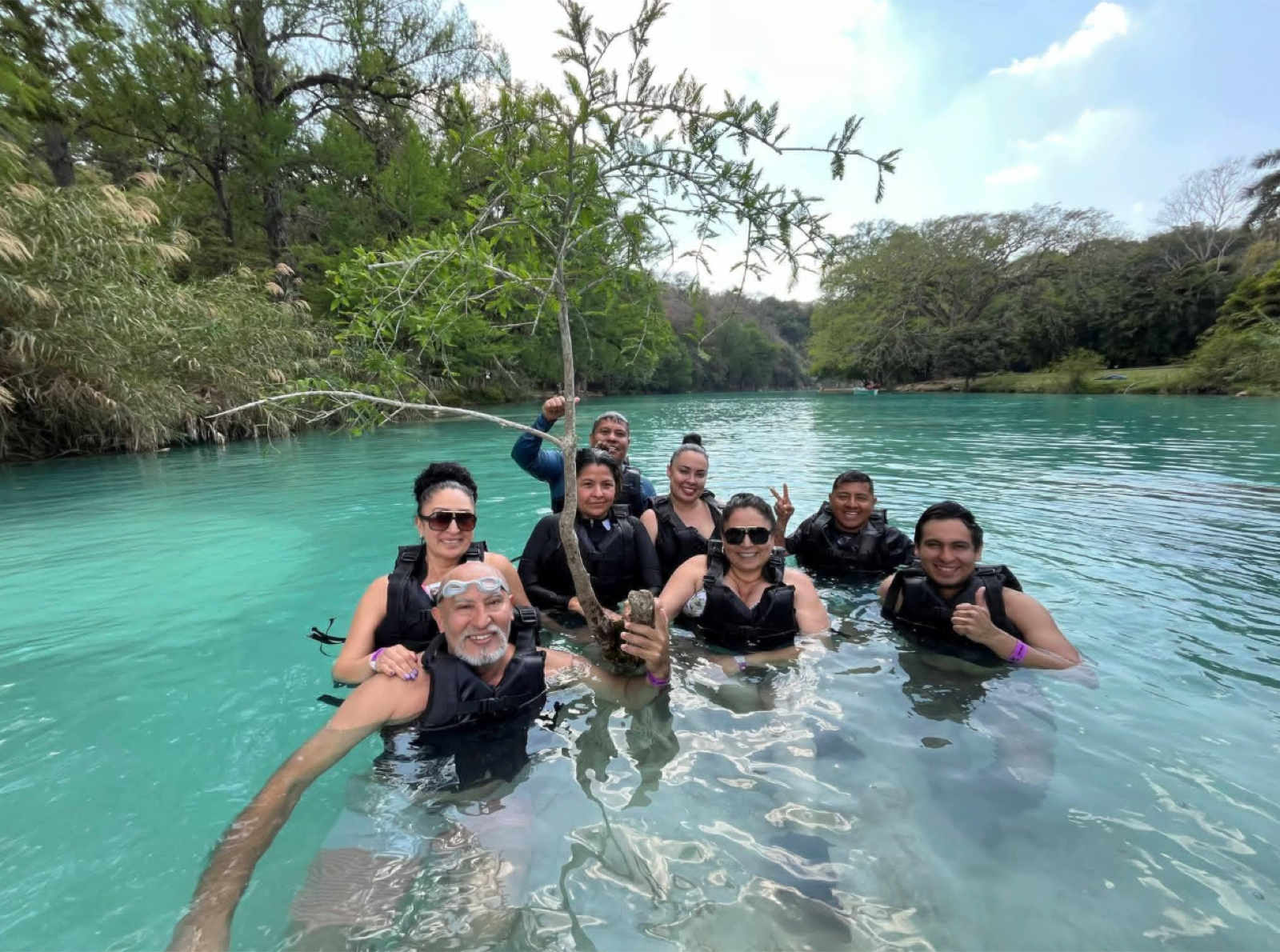 Grupo de viajeros en las aguas turquesas de la Huasteca
